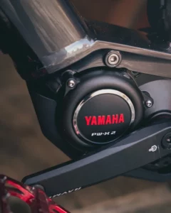 Eine Nahaufnahme eines Yamaha-Fahrrads mit rotem Lenker.