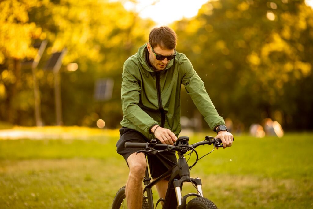 Warum braucht ein E-Bike kein Nummernschild? - Die aufregende Reise in die Welt der Elektromobilität 1 https://ebikes-nord.de/wp-content/uploads/2023/07/emotion-Die-eBike-Experten-300px.webp https://ebikes-nord.de Ein Mann fährt mit einem E-Bike in einem Park.