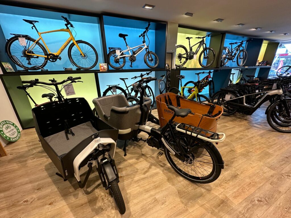 E-Bikes: Die Zukunft der Mobilität - Ein umfassender Leitfaden für unvergessliche Abenteuer 1 https://ebikes-nord.de/wp-content/uploads/2023/07/emotion-Die-eBike-Experten-300px.webp https://ebikes-nord.de Ein Fahrradladen mit mehreren ausgestellten Fahrrädern.